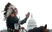 Северо-американские индейцы пригнали табун лошадей в Вашингтон и разбили лагерь