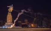 В Харькове толпа националистов повалила памятник Ленину с постамента
