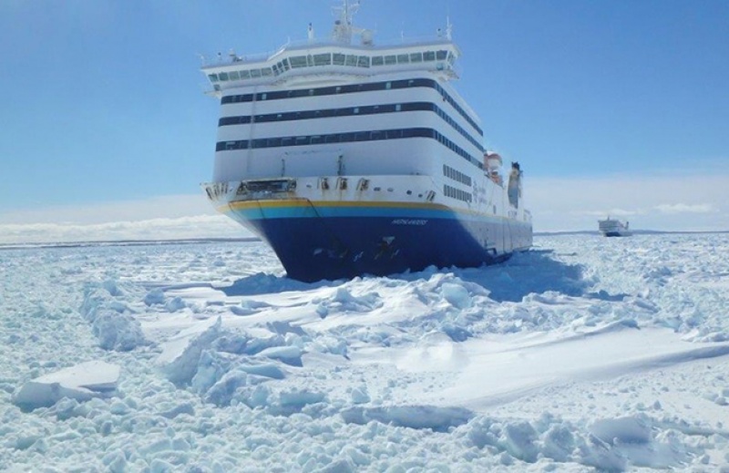 У берегов Канады во льдах увяз паром со 190 пассажирами, готовится спасательная операция