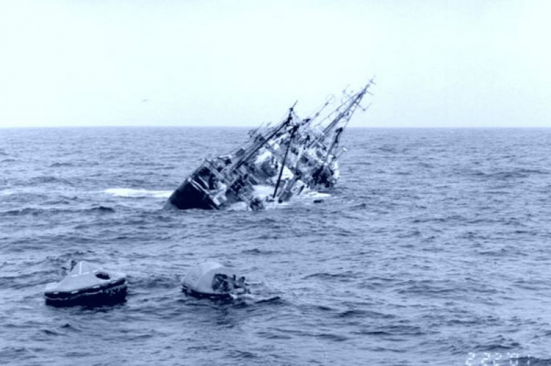 В Охотском море потерпел крушение рыболовецкий траулер, погибли до 53 моряков